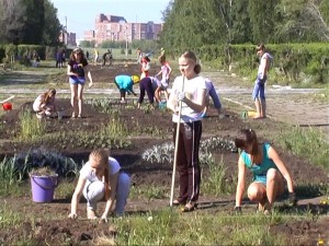 Юрга, ЮГС: Школьники высаживают рассаду