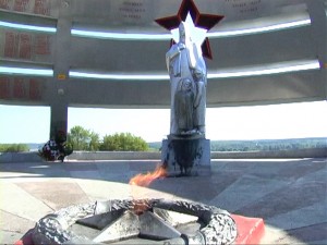 Юрга, ЮГС: Найден вандал, сжегший венки на мемориале