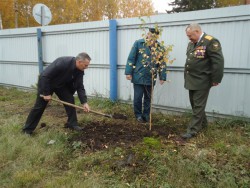 В первый день октября ежегодно отмечается день пожилого человека.  В этот день весь мир отдает дань уважения опыту и мудрости: обсуждают проблемы пенсионеров, оказывают помощь, дарят подарки и свое внимание людям пожилого возраста.  Не забывают о своих ветеранах и в Юргинском гарнизоне пожарной охраны. Общая численность пожарной ветеранской организации насчитывает 91 человек, 37 из них люди пожилого возраста. Это бывшие огнеборцы и инспекторы пожарного надзора. Уйдя на заслуженный отдых, они не теряют связь со своими коллегами. Встречаются на праздниках и различных мероприятиях. И все это благодаря неуемной энергии и душевной щедрости несменного председателя ветеранской организации Александра Петровича Жиздюка и при поддержке руководства Юргинского гарнизона пожарной охраны.  В этом году в рамках празднования Дня пожилого человека руководством Юргинского гарнизона пожарной охраны было принято решение посадить на территории пожарной части №1 аллею ветеранов. Ветераны с радостью откликнулись &ndash; в церемонии посадки аллеи приняли участие 8 человек. Вместе с сотрудниками первой пожарной части было посажено 10 саженцев березок и кедров.  Настроение у ветеранов было праздничное! Подобные мероприятия &ndash; это еще одна возможность встретиться и пообщаться. Ведь для многих из них пожарное дело стало делом жизни, а коллектив &ndash; семьей!