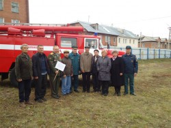 В первый день октября ежегодно отмечается день пожилого человека.  В этот день весь мир отдает дань уважения опыту и мудрости: обсуждают проблемы пенсионеров, оказывают помощь, дарят подарки и свое внимание людям пожилого возраста.  Не забывают о своих ветеранах и в Юргинском гарнизоне пожарной охраны. Общая численность пожарной ветеранской организации насчитывает 91 человек, 37 из них люди пожилого возраста. Это бывшие огнеборцы и инспекторы пожарного надзора. Уйдя на заслуженный отдых, они не теряют связь со своими коллегами. Встречаются на праздниках и различных мероприятиях. И все это благодаря неуемной энергии и душевной щедрости несменного председателя ветеранской организации Александра Петровича Жиздюка и при поддержке руководства Юргинского гарнизона пожарной охраны.  В этом году в рамках празднования Дня пожилого человека руководством Юргинского гарнизона пожарной охраны было принято решение посадить на территории пожарной части №1 аллею ветеранов. Ветераны с радостью откликнулись &ndash; в церемонии посадки аллеи приняли участие 8 человек. Вместе с сотрудниками первой пожарной части было посажено 10 саженцев березок и кедров.  Настроение у ветеранов было праздничное! Подобные мероприятия &ndash; это еще одна возможность встретиться и пообщаться. Ведь для многих из них пожарное дело стало делом жизни, а коллектив &ndash; семьей!