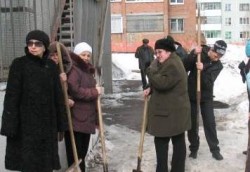 Юрга. Субботник в Детско-юношеском центре 