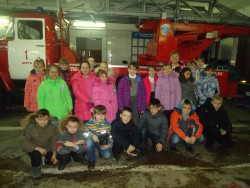 Сотрудники юргинского гарнизона пожарной охраны приглашают юных гостей на день открытых дверей