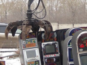 ЮГС: Юргинские полицейские уничтожили изъятое игровое оборудование