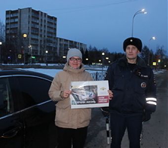 Инспекторы ГИБДД поздравили женщин с Днем матери