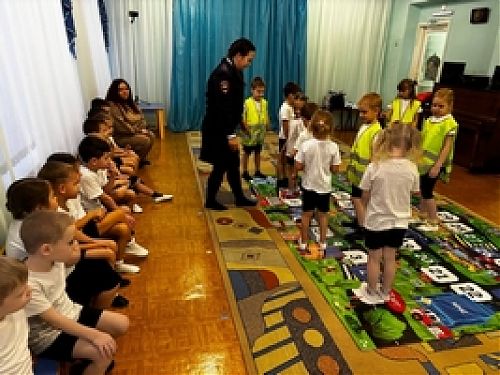 Учим безопасности на дороге с детства!