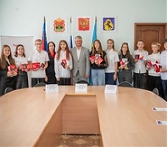 Мы - граждане России: о вручении паспортов школьникам