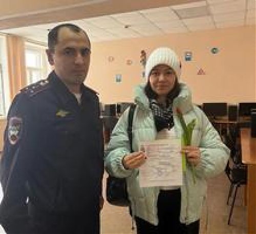 Госавтоинспекторы поздравили женщин с 8 марта