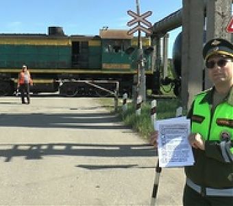 Водитель, уступи дорогу поезду!