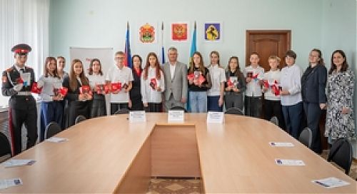 Мы - граждане России: о вручении паспортов школьникам