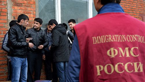 Иностранцев выдворяют на родину за нарушение режима пребывания в РФ