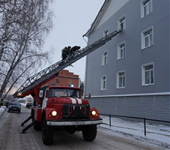 Пожарно-тактические учения: условный пожар потушен, спасены люди